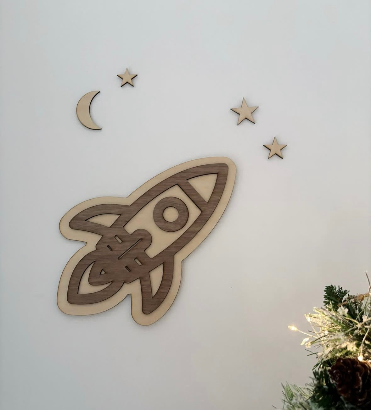 Décoration fusée avec sa lune et étoiles