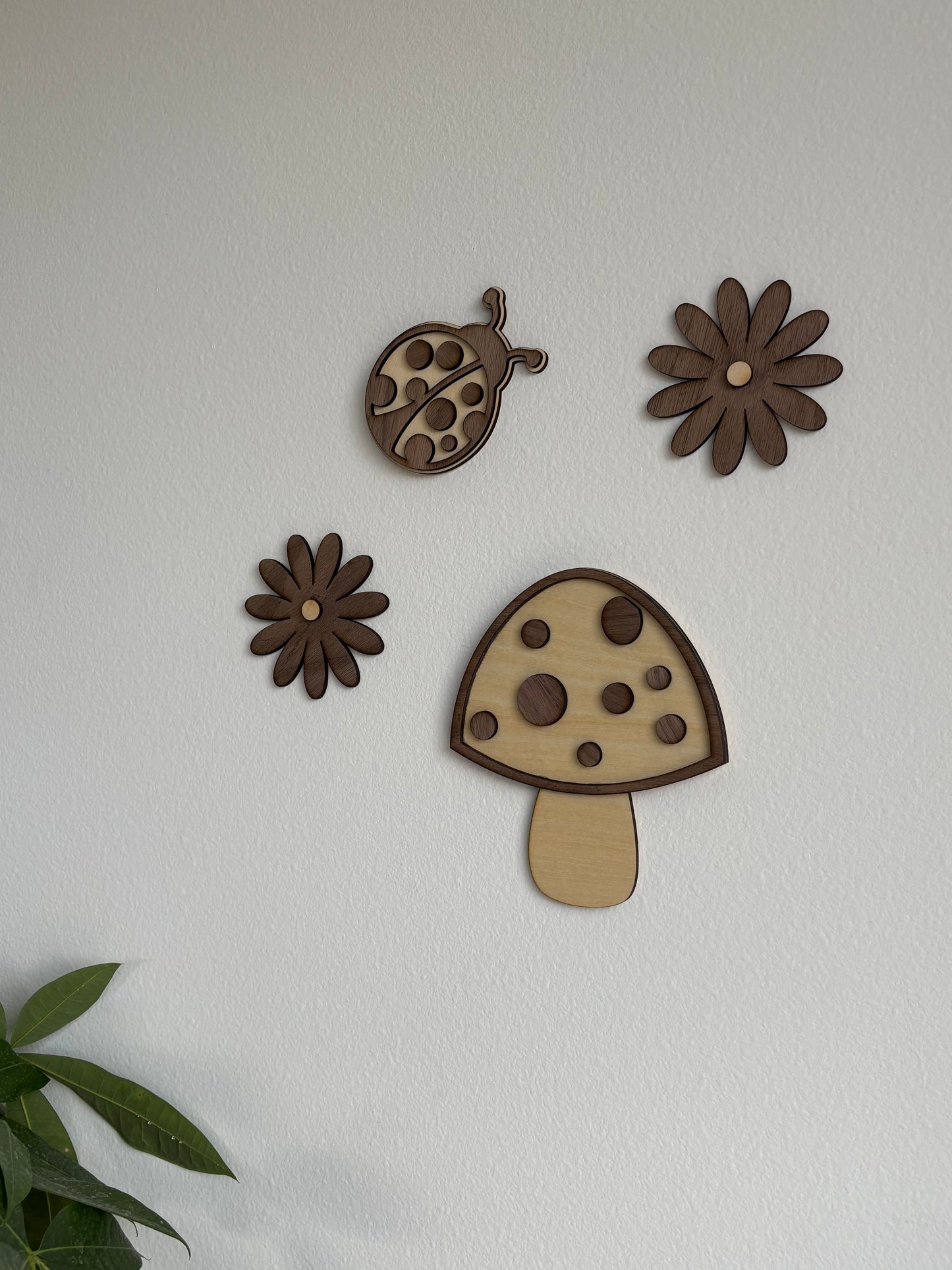 Composition jardin, fleurs & coccinelle en bois